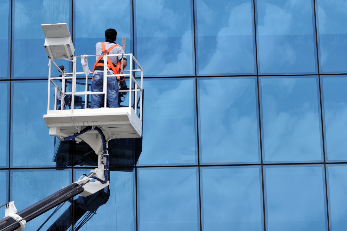 How to Start a Window Cleaning Business #5 - damianmartinez.com